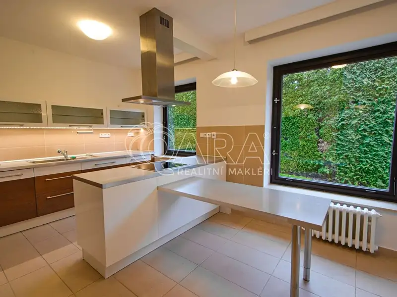 Pronájem rodinného domu 417 m², pozemek 1263 m²